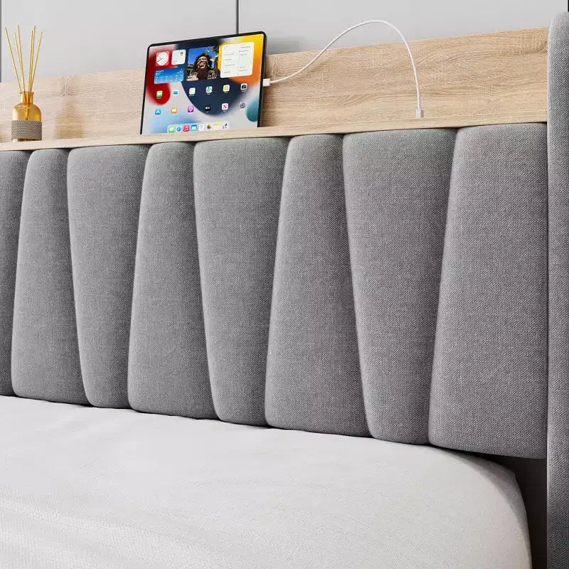 Letto a piattaforma imbottito grigio/beige con testiera contenitore, cassetti e stazione di ricarica, Queen