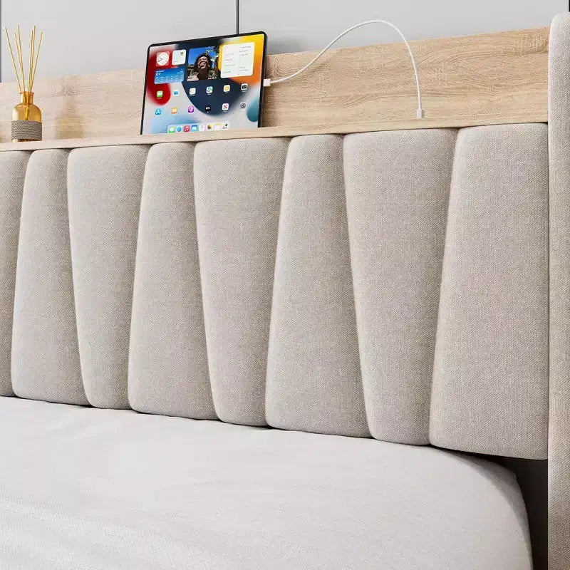 Letto a piattaforma imbottito grigio/beige con testiera contenitore, cassetti e stazione di ricarica, Queen